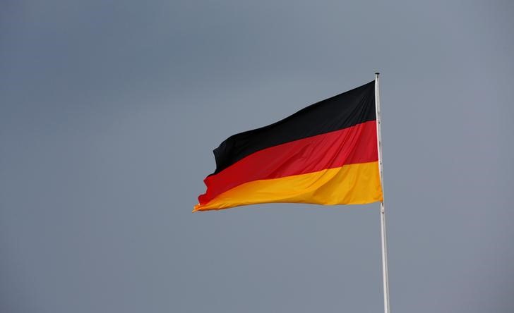 © Reuters. Bandeira nacional alemã vista em Berlim
