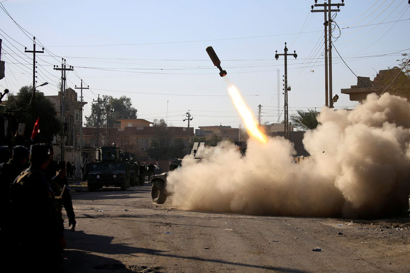 © Reuters. Membros das forças iraquianas lançam foguete contra militantes do Estado Islâmico no distrito de Somer, no leste de Mosul