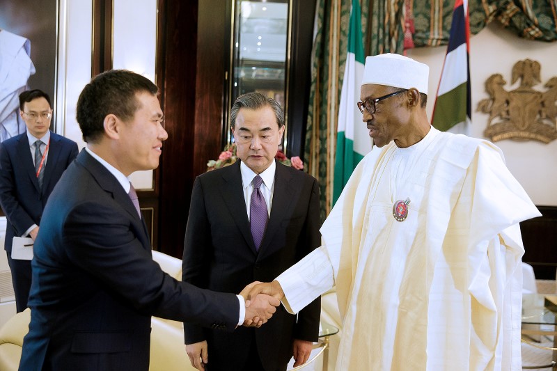 © Reuters. Nigeria's President Muhammadu Buhari greets China's Foreign Minister Wang Yi and Chinese Ambassador to Nigeria Zhou Pingjian during their visit to the Presidential Villa in Abuja