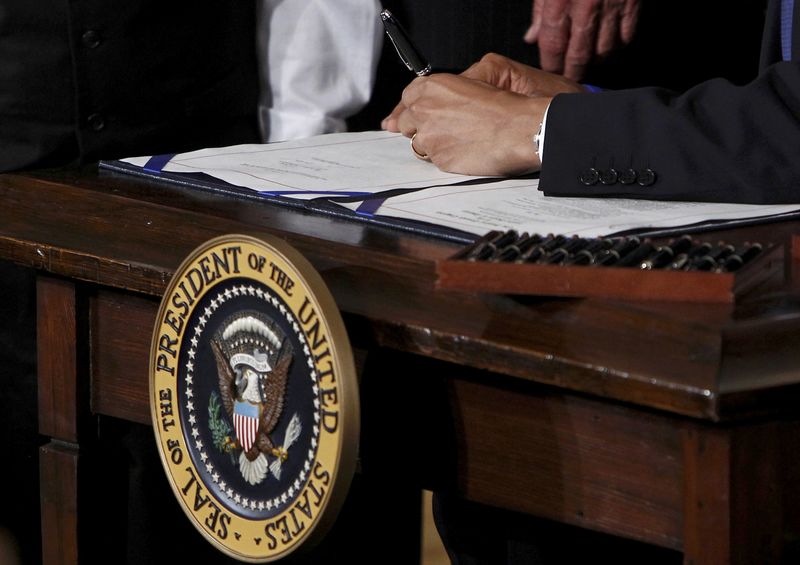 © Reuters. Presidente dos EUA, Barack Obama, durante assinatura de  lei de saúde conhecida como Obamacare, em Washington