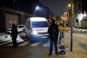 © Reuters. Policiais belgas durante operação no distrito de Molenbeek, Bruxelas