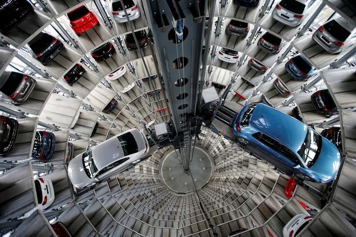 © Reuters. Volkswagen cars are loaded in a delivery tower at the plant of German carmaker in Wolfsburg