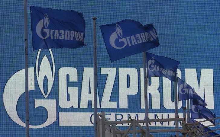 © Reuters. Флаги с логотипом Газпрома в Санкт-Петербурге