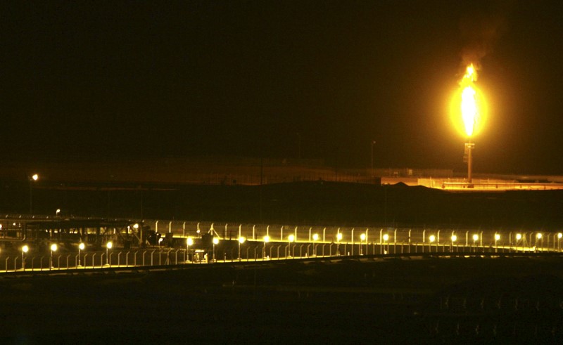 © Reuters. Shaybah oilfield complex is seen at night in the Rub' al-Khali desert, Saudi Arabia