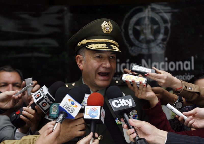 © Reuters. Colombia's Police Director General Oscar Naranjo speaks at a news conference on the march against kidnapping in Bogota