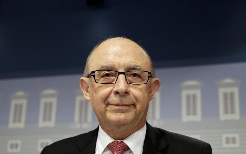 © Reuters. Montoro se fija como prioridad reducir una deuda pública española disparada