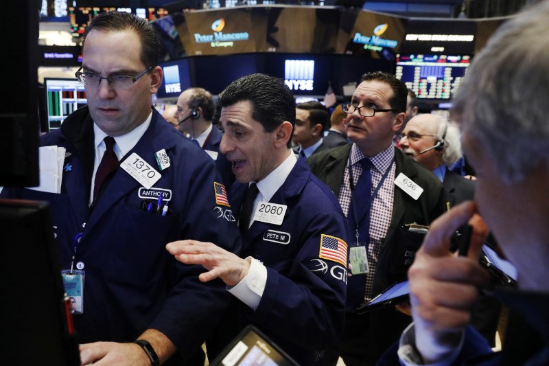 © Reuters. Traders work on the floor of the New York Stock Exchange in New York