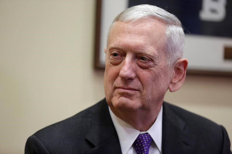 © Reuters. U.S. President-elect Donald Trump's nominee for Secretary of Defense James Mattis meets with Senator Jack Reed (D-RI) on Capitol Hill in Washington.