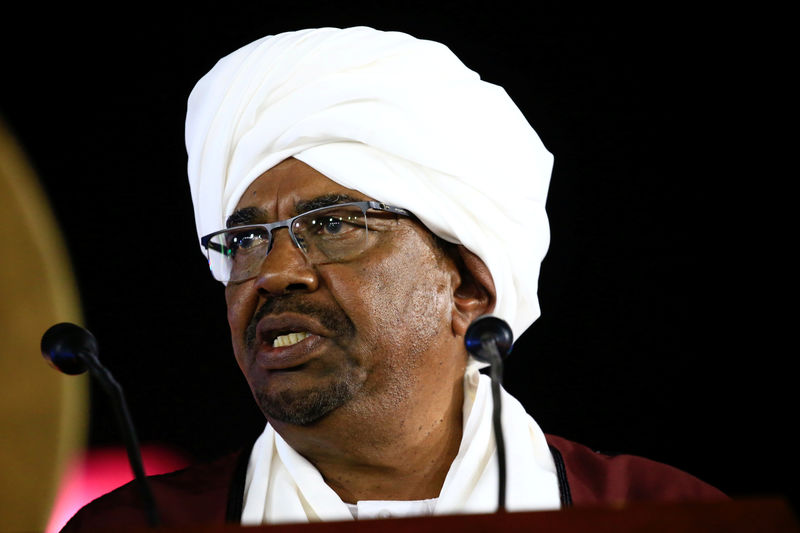 © Reuters. Bashir makes an address in Khartoum