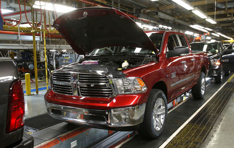 © Reuters. FILE PHOTO: An assembly line with 2014 Ram 1500 pickup trucks is seen at the Warren Truck Plant in Warren