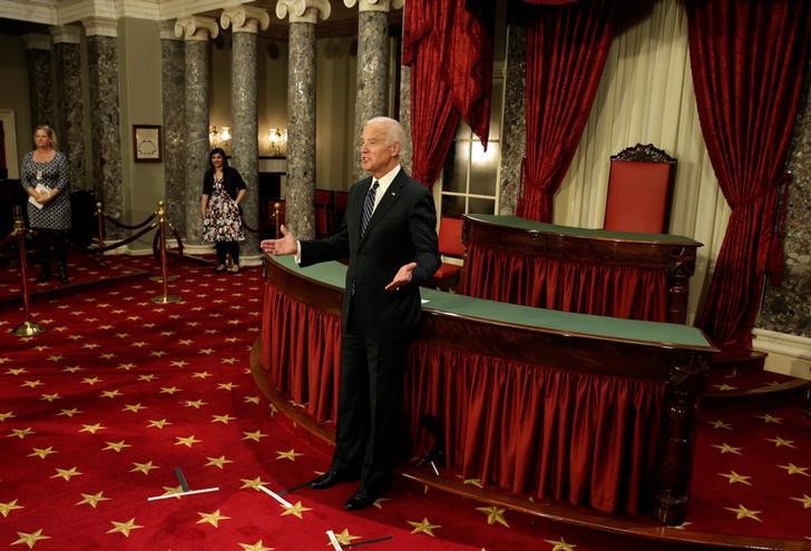 © Reuters. U.S. Vice President Joe Biden waits for a Senator for a mock swearing-in during the opening day of the 115th Congress on Capitol Hill in Washington