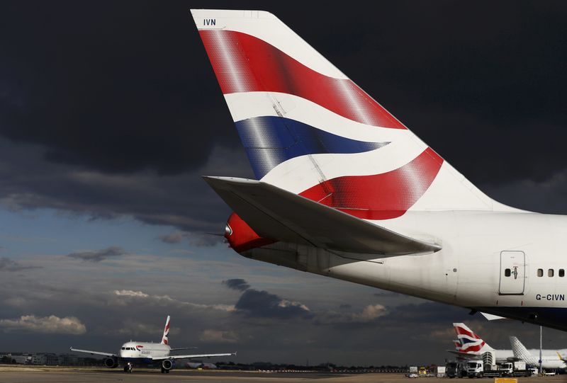 © Reuters. British Airways aircraft taxi at Heathrow Airport near London