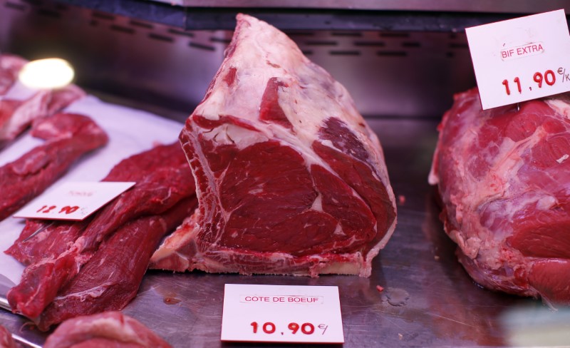 © Reuters. CAMERAS À TITRE EXPÉRIMENTAL DANS LES ABATTOIRS