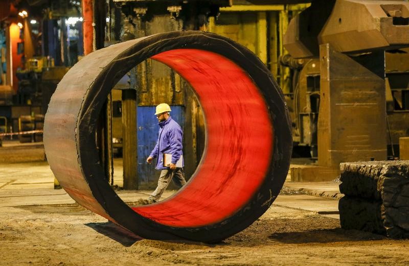 © Reuters. A worker walks in the foundry at the Areva Creusot Forge site in Le Creusot