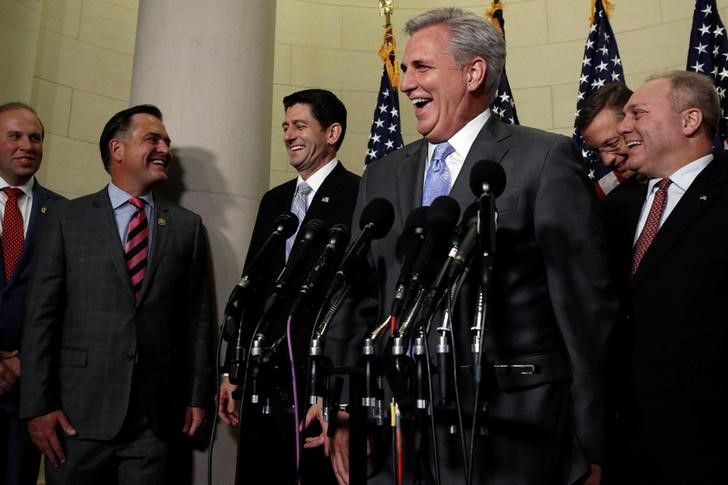 © Reuters. McCarthy laughs as he and Ryan, flanked by Scalise, introduce Smith and Messer as new members of the House Republican leadership team on Capitol Hill in Washington