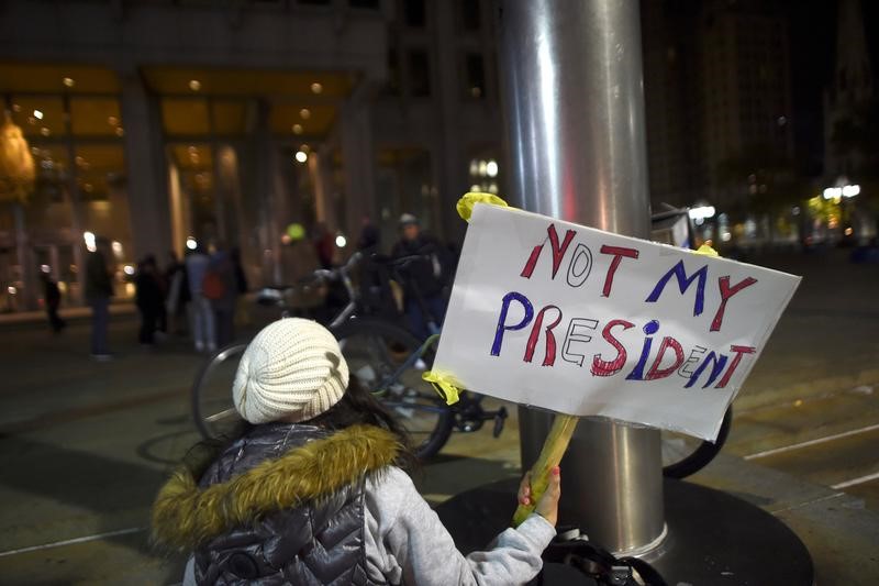 © Reuters. Protesters demonstrate against the election of Republican Donald Trump as President of the United States in Philadelphia, Pennsylvania, U.S.