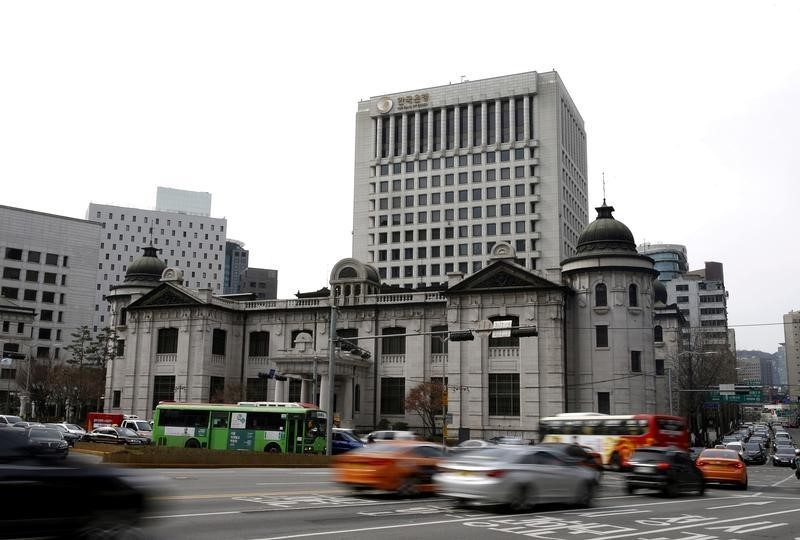 © Reuters. The logo of the Bank of Korea is seen on the top of its building in Seoul