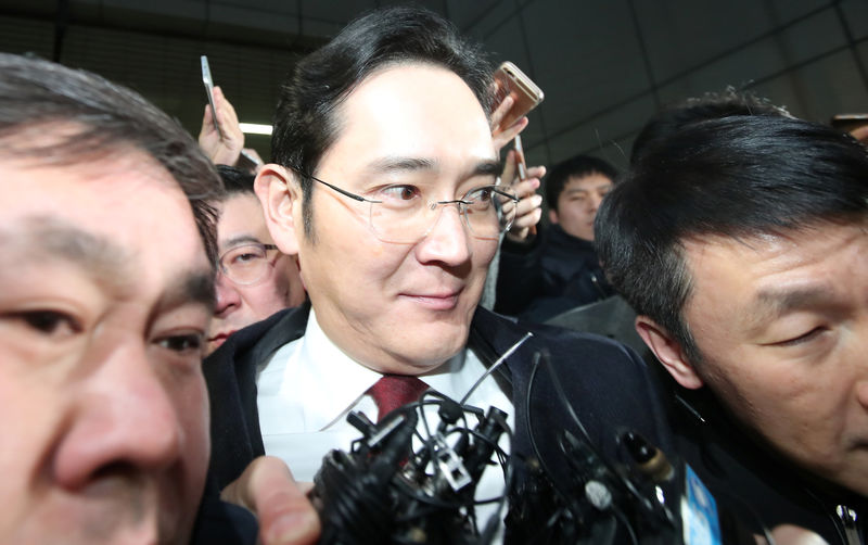 © Reuters. Samsung Electronics vice chairman Jay Y. Lee is surrounded by media as he leaves the office of the independent counsel in Seoul