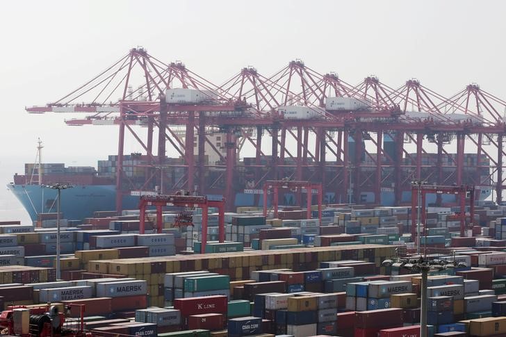 © Reuters. Судно Triple-E Majestic Maersk в порту Шанхая