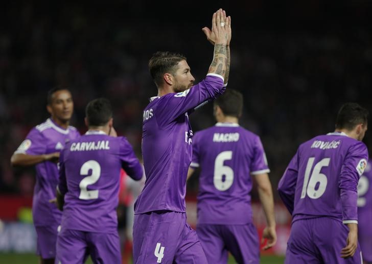© Reuters. El Real Madrid empata 3-3 con el Sevilla y pasa a cuartos de Copa del Rey