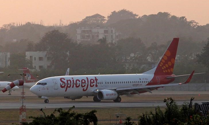 © Reuters. FILE PHOTO: A SpiceJet aircraft taxis on the tarmac after landing at Chhatrapati Shivaji international airport in Mumbai