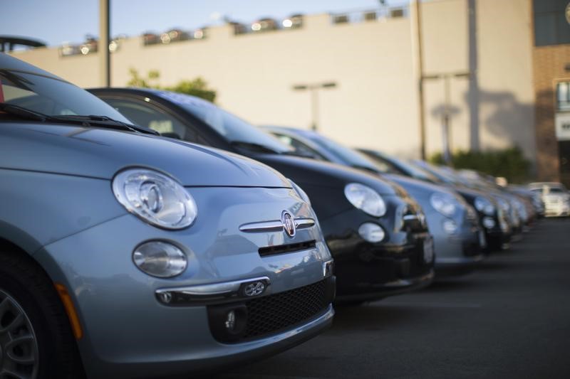 © Reuters. Fiat 500 in un concessionario