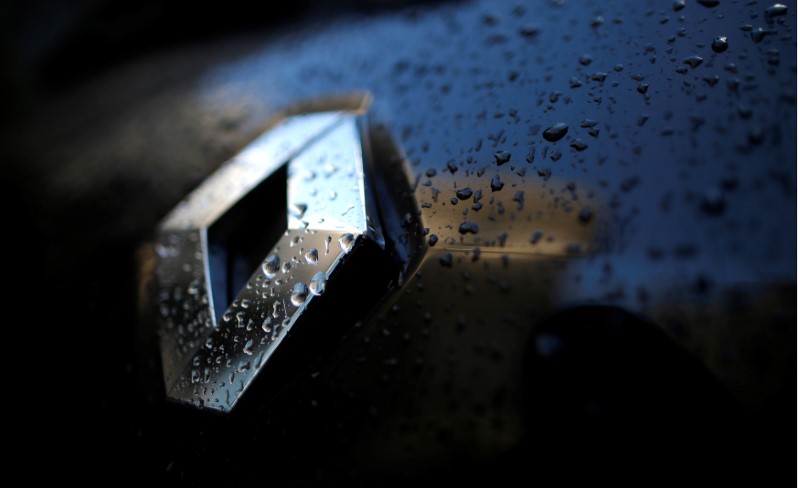 © Reuters. Raindrops cover the logo of French car manufacturer Renault on a automobile seen in Paris