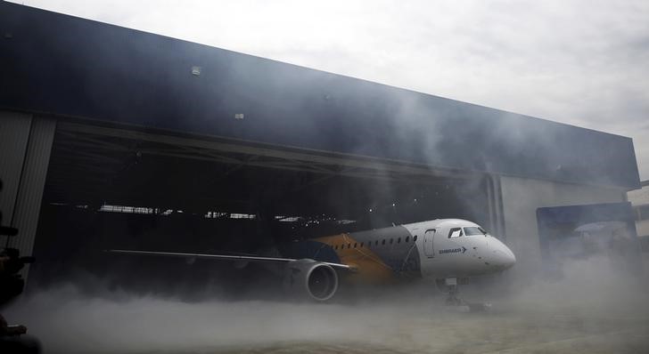 © Reuters. Avião visto em galpão da Embraer em São José dos Campos, São Paulo