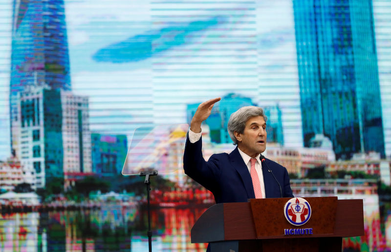 © Reuters. Secretário de Estado norte-americano, John Kerry, durante evento em universidade no Vietnã