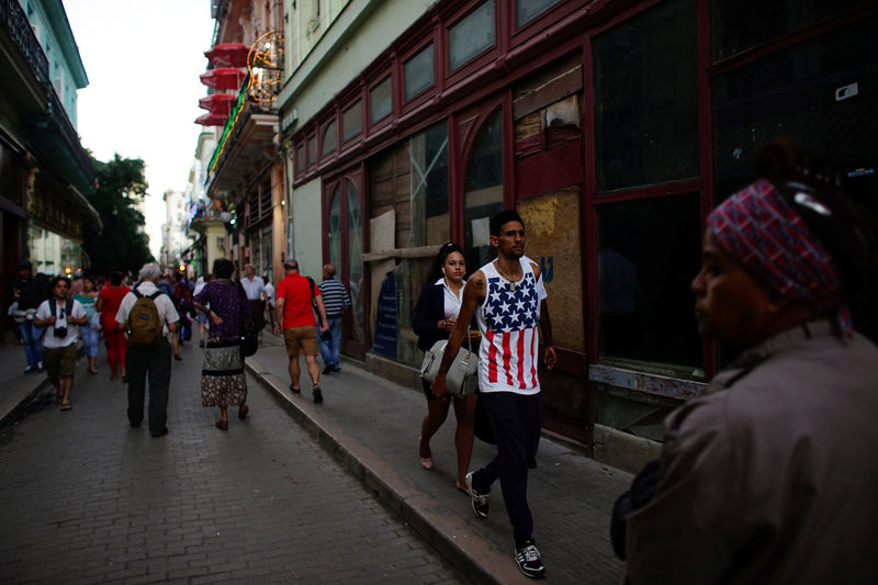 © Reuters. Homem veste camisa com bandeira dos Estados Unidos no centro de Havana, Cuba
