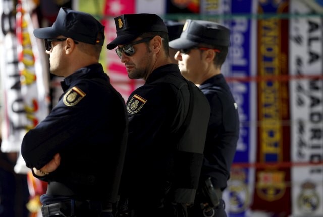 © Reuters. Policiais espanhóis vistos em Madri