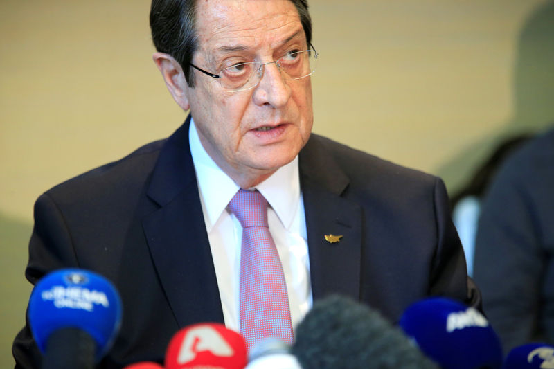 © Reuters. Cypriot President Nicos Anastasiades speaks during a news conference in Geneva