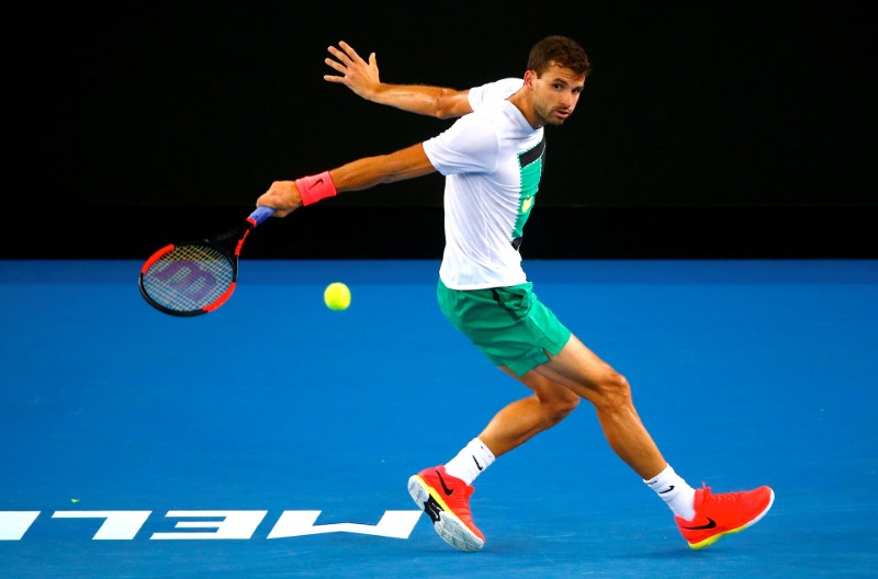 © Reuters. Bulgaria's Grigor Dimitrov hits a shot during a training session ahead of the Australian Open tennis tournament in Melbourne, Australia