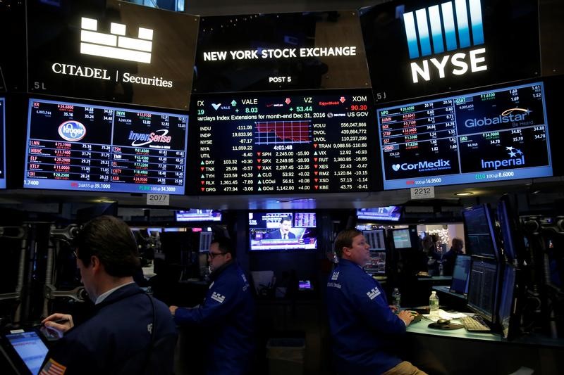 © Reuters. Traders work on the floor at the close of trading at the New York Stock Exchange (NYSE) in Manhattan, New York City, U.S.