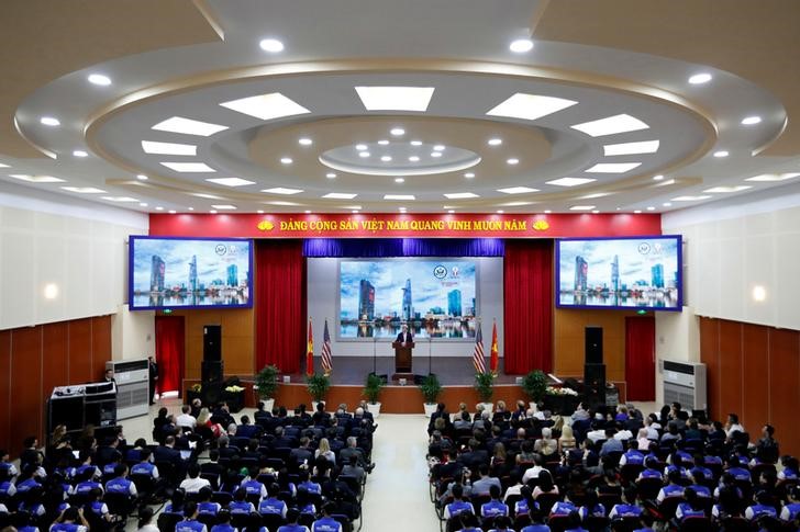 © Reuters. Secretário de Estado dos EUA, John Kerry, fala em universidade na Cidade de Ho Chi Minh