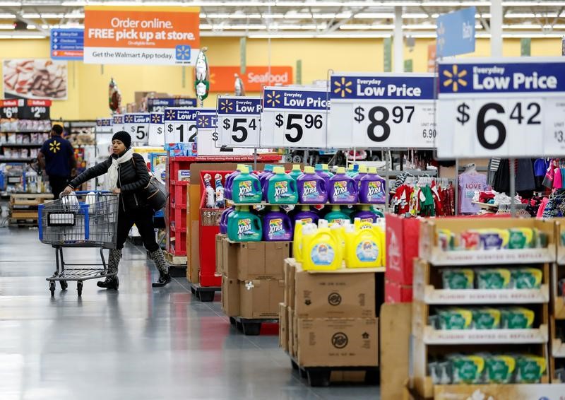 © Reuters. A customer pushes a shopping cart at a Walmart store in Chicago