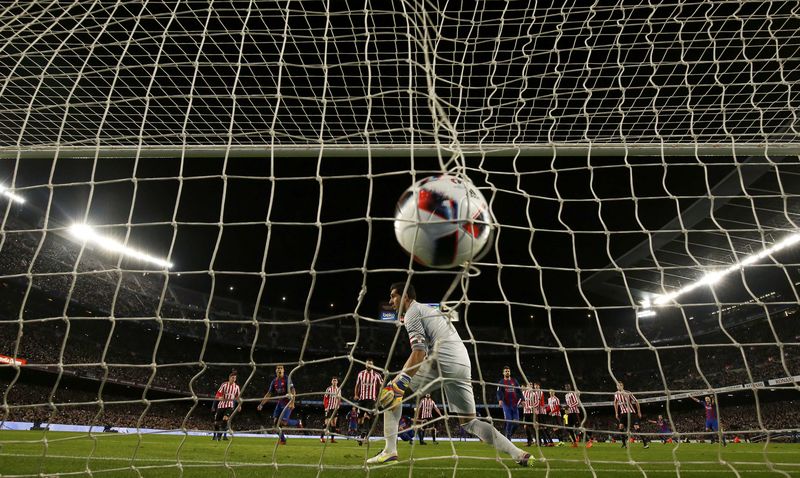 © Reuters. El vigente campeón Barcelona evita medirse con el Real Madrid en Copa del Rey