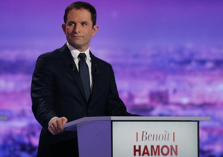 © Reuters. HAMON, CANDIDAT PRÉFÉRÉ DES ASPIRANTS ÉLECTEURS DE LA PRIMAIRE