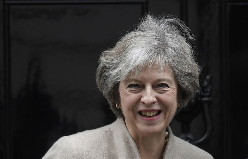 © Reuters. Britain's Prime Minister Theresa May waits to greet her New Zealand counterpart Bill English at Number 10 Downing Street in London