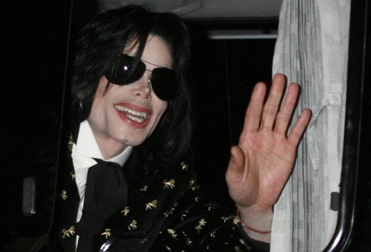 © Reuters. Cantor Michael Jackson acena para fãs