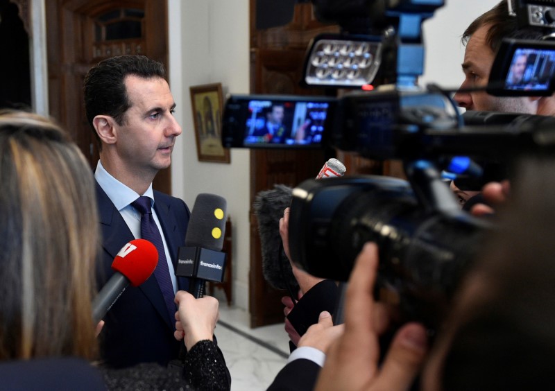 © Reuters. Syria's President Bashar al-Assad speaks to French journalists in Damascus