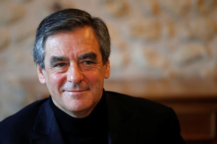 © Reuters. FILLON VEUT CÉDER LES PARTICIPATIONS PUBLIQUES NON STRATÉGIQUES