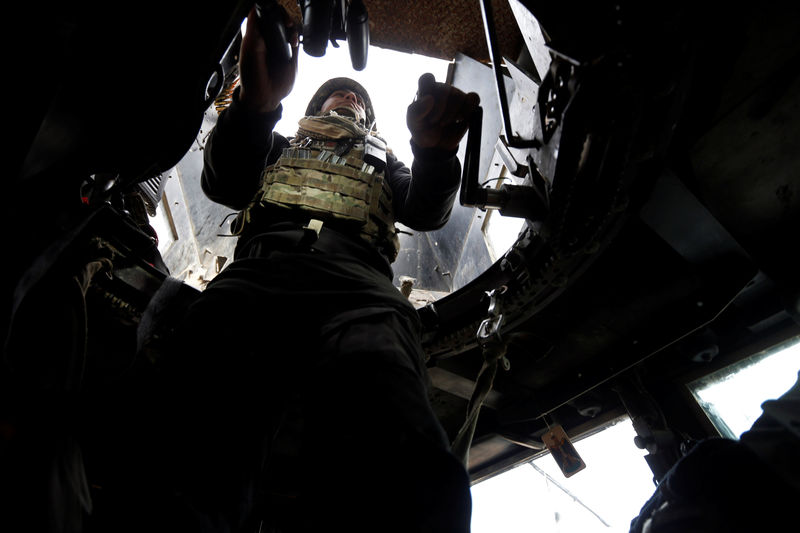 © Reuters. A member of Iraqi Special Operations Forces (ISOF) sits in a military vehicle during clashes with Islamic State militants in frontline near university of Mosul