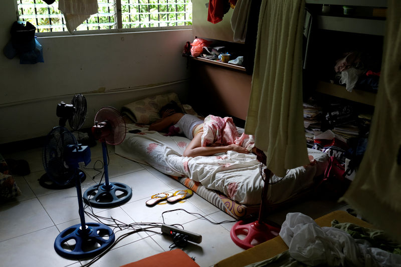 © Reuters. A Cuban migrant sleeps at the Caritas shelter for migrants in Panama City