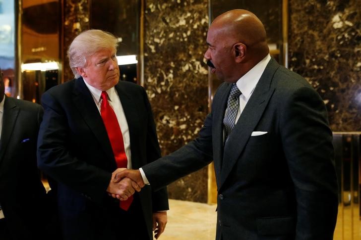 © Reuters. U.S.President-elect Donald Trump shakes hands with television personality Steve Harvey after their meeting at Trump Tower in New York