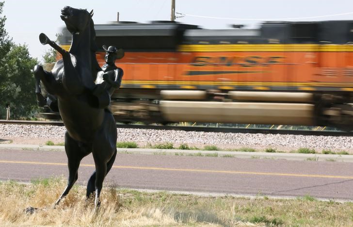 © Reuters. A BNSF train rolls by a statue of the state symbol of the state of Wyoming, a bucking bronco, in Ft. Laramie