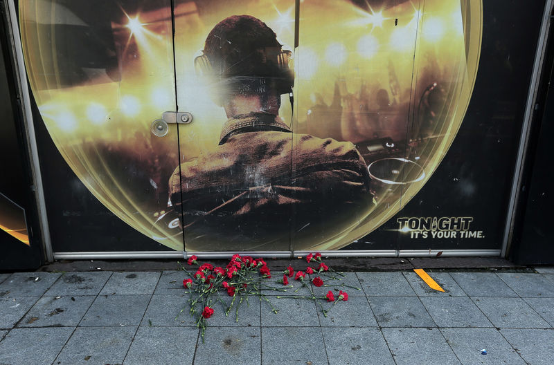 © Reuters. Flowers are placed outisde the Reina nightclub by the Bosphorus, which was attacked by a gunman, in Istanbul