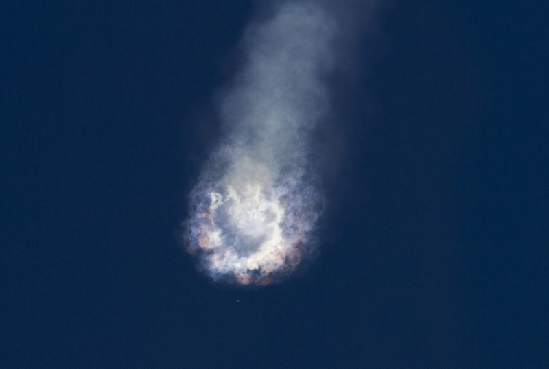 © Reuters. An unmanned SpaceX Falcon 9 rocket explodes after liftoff from Cape Canaveral