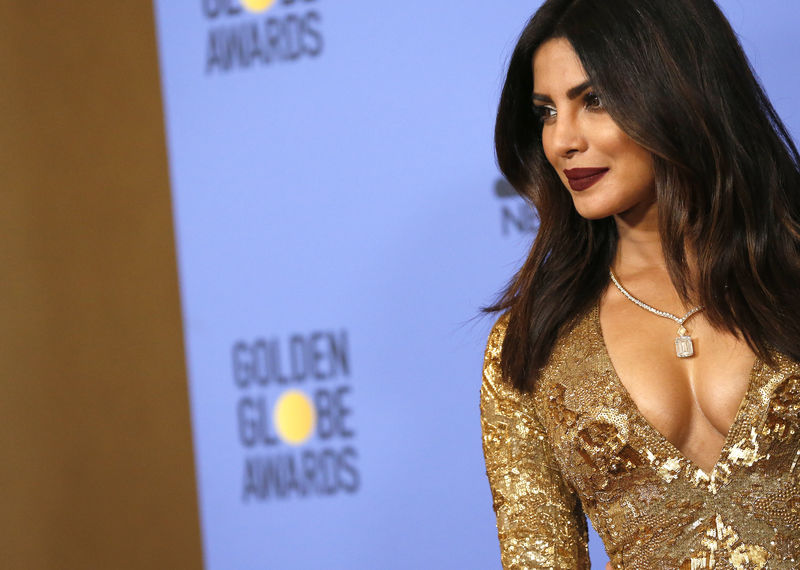 © Reuters. Atriz Priyanka Chopra posa nos bastidores do Globo de Ouro em Beverly Hills