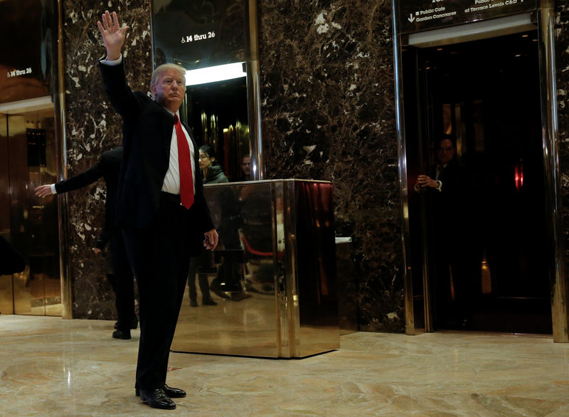 © Reuters. El presidente electo de Estados Unidos,  Donald Trump, saluda a partidarios en el lobby de la Torre Trump en Nueva York, Estados Unidos.